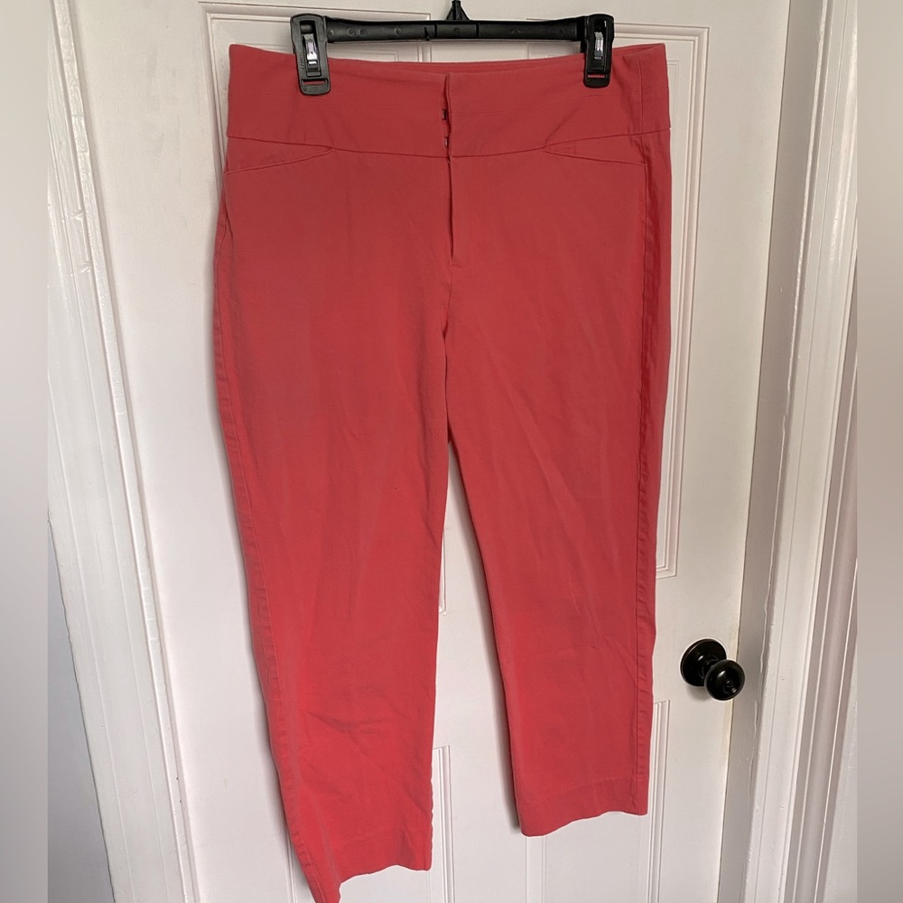 Elle ankle length straight leg pants. Mid rise. Coral.